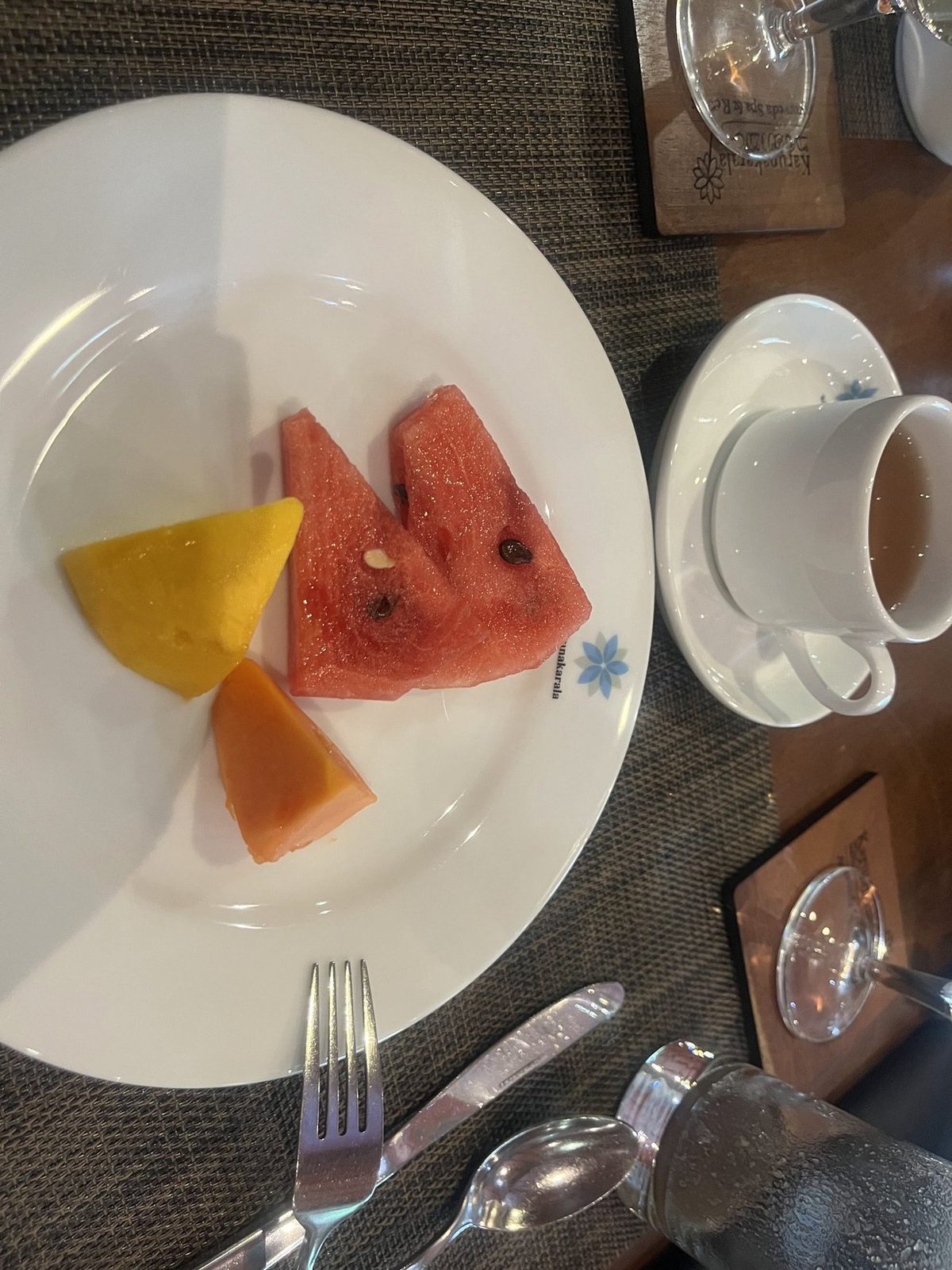 フルーツと紅茶の朝食