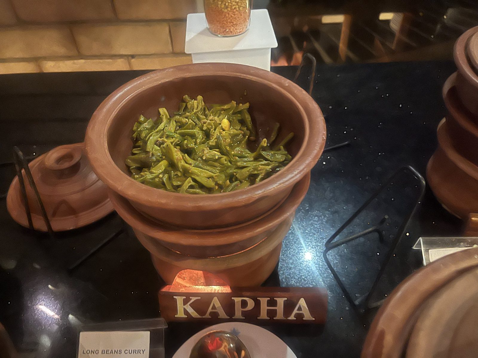 KAPHAの表示が添えられたいんげんの料理
