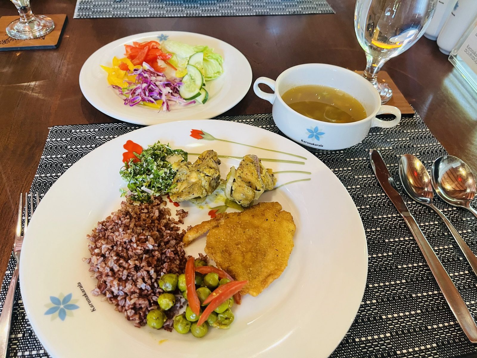 サラダとスープが添えられた昼食