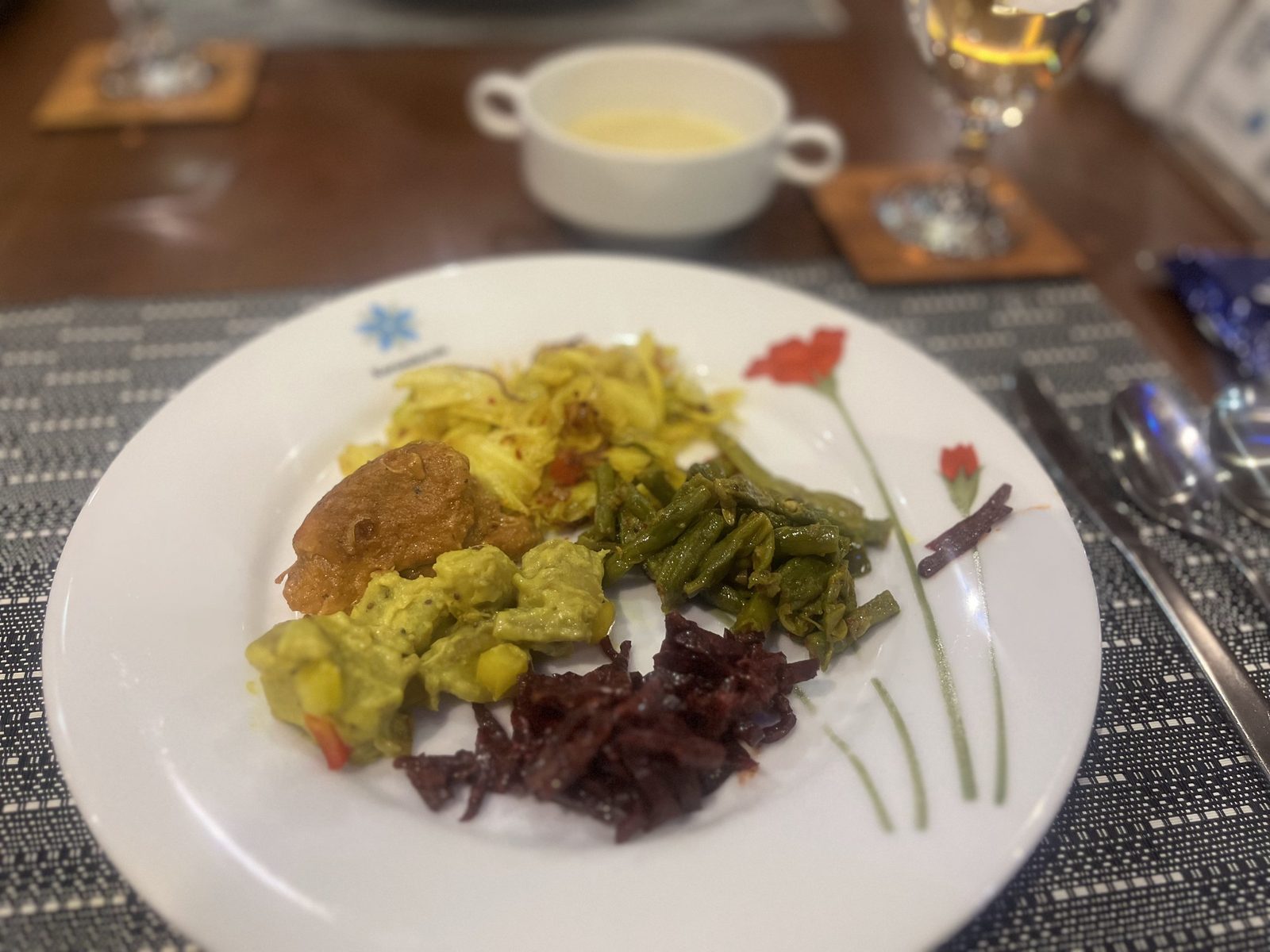 野菜のおかずを盛り合わせた一皿（夕食時）