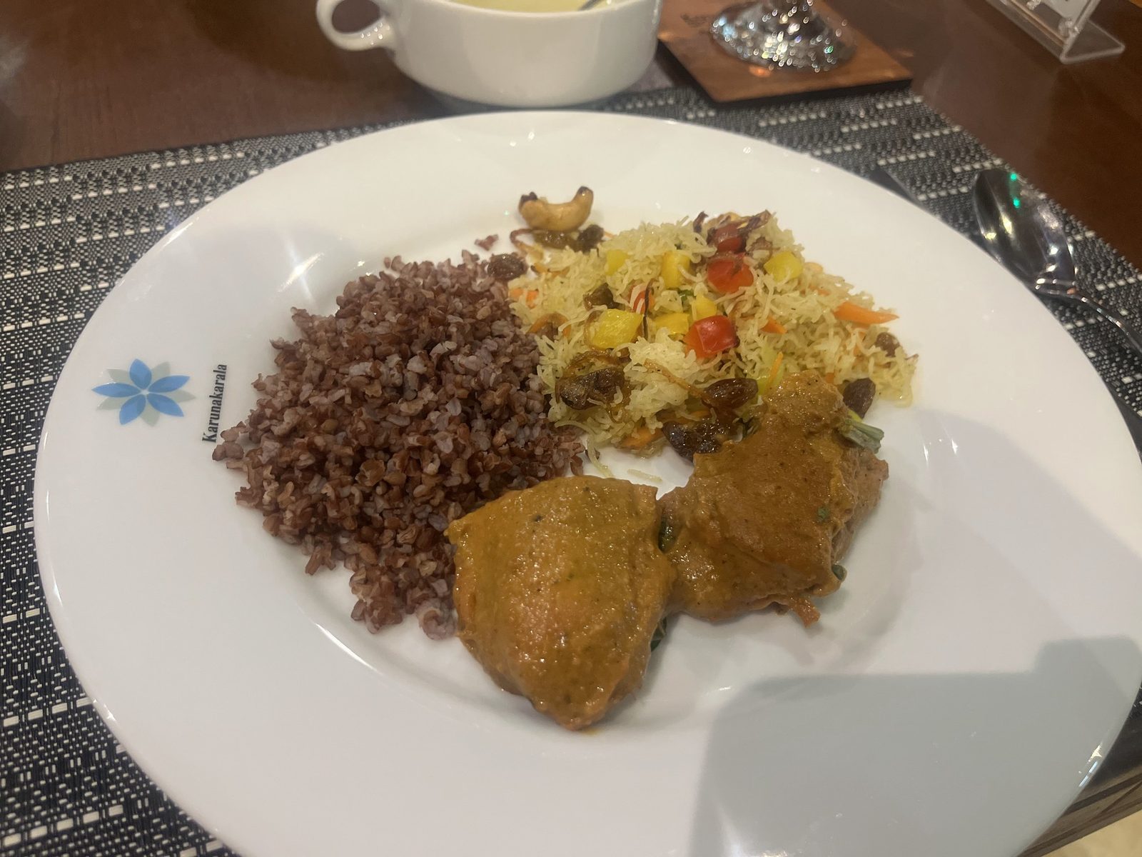 赤米とカレーを盛り付けた一皿（夕食時）