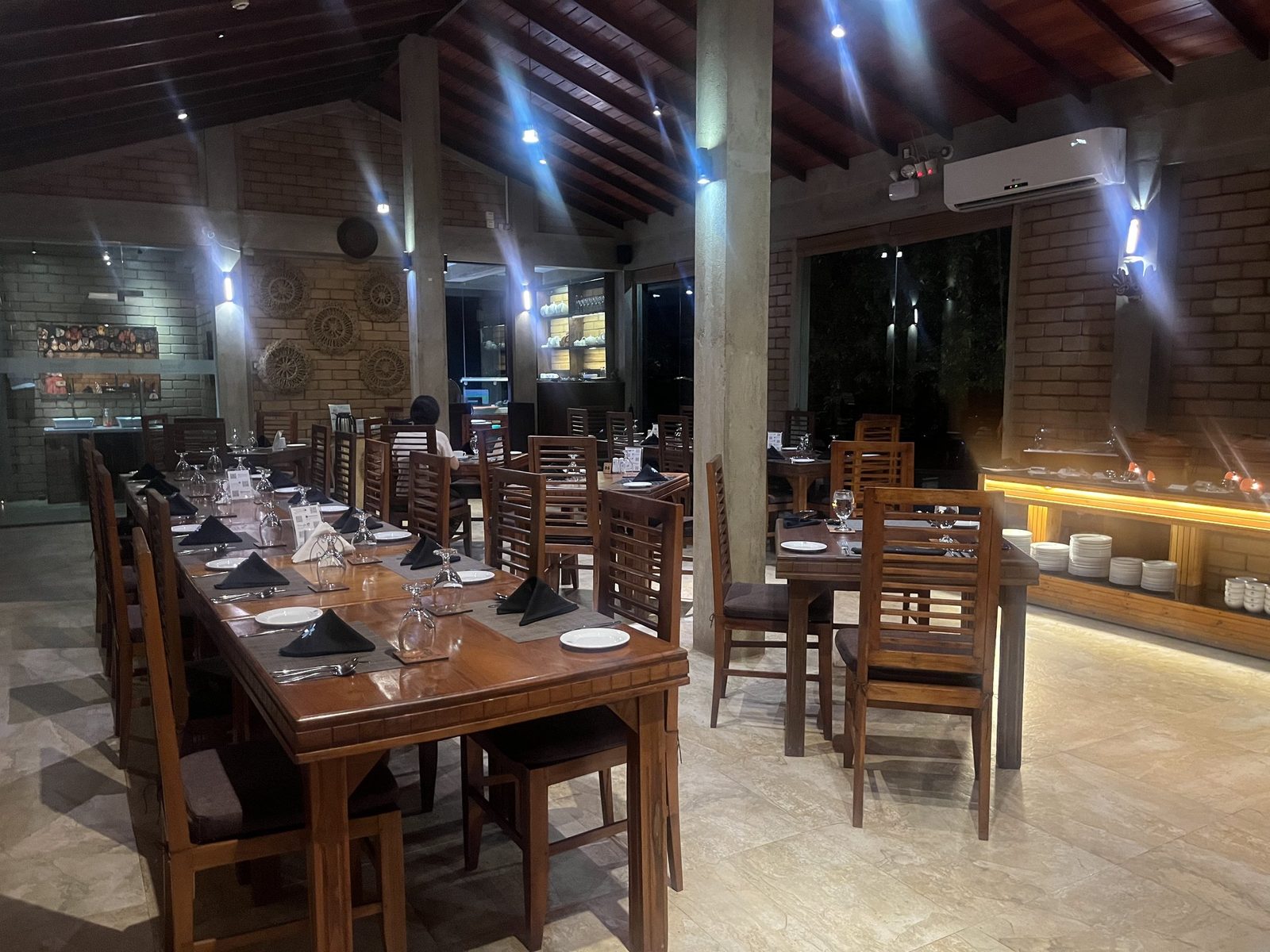 木のテーブルが並ぶカルナカララのレストラン