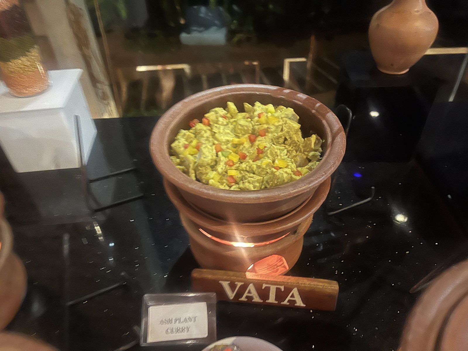 VATAの表示が添えられた料理