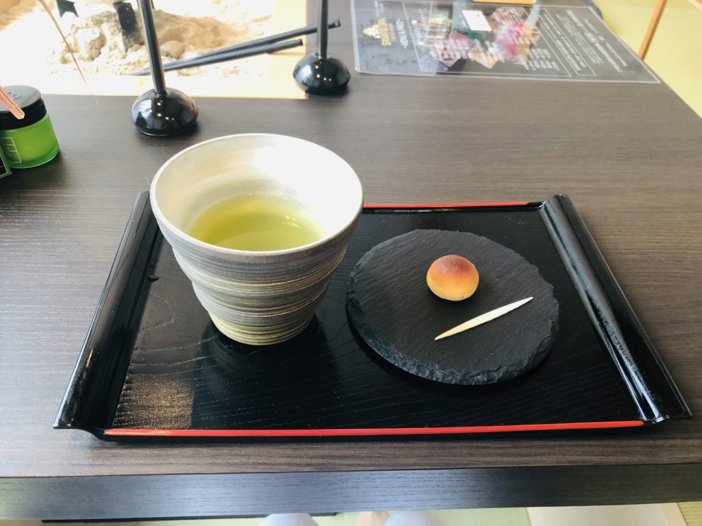 緑茶と一口サイズの和菓子