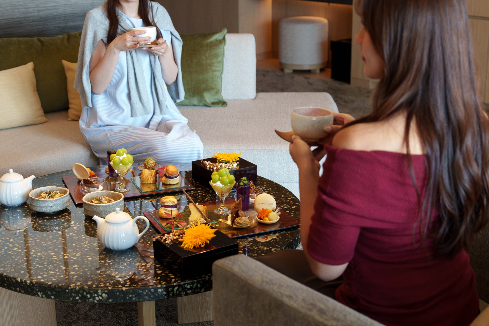 客室で秋のアフタヌーンティーを楽しむPrivate Retreatのイメージ