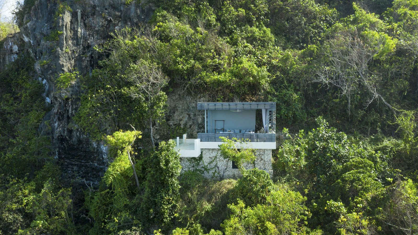 アリラ ヴィラズ ウルワツ:崖に建つ施術棟