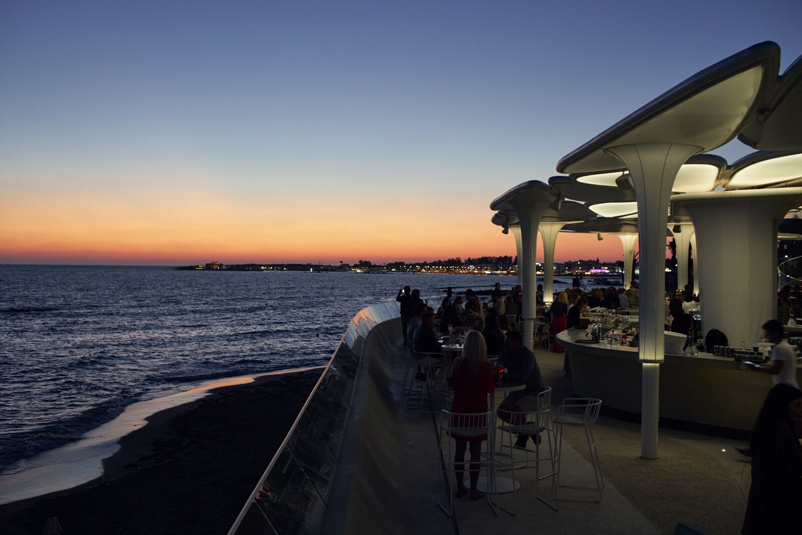 アナベル:夕暮れの海辺