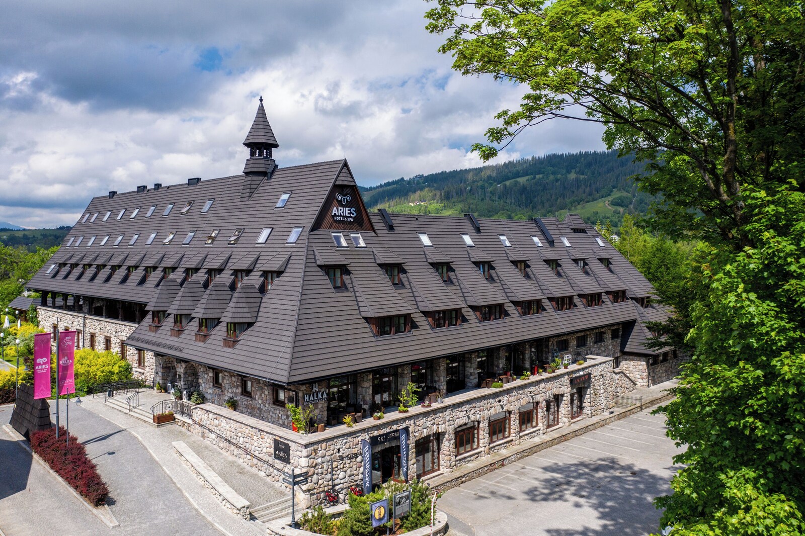 アリエス ホテル&スパ ザコパネ:山あいに建つホテル外観