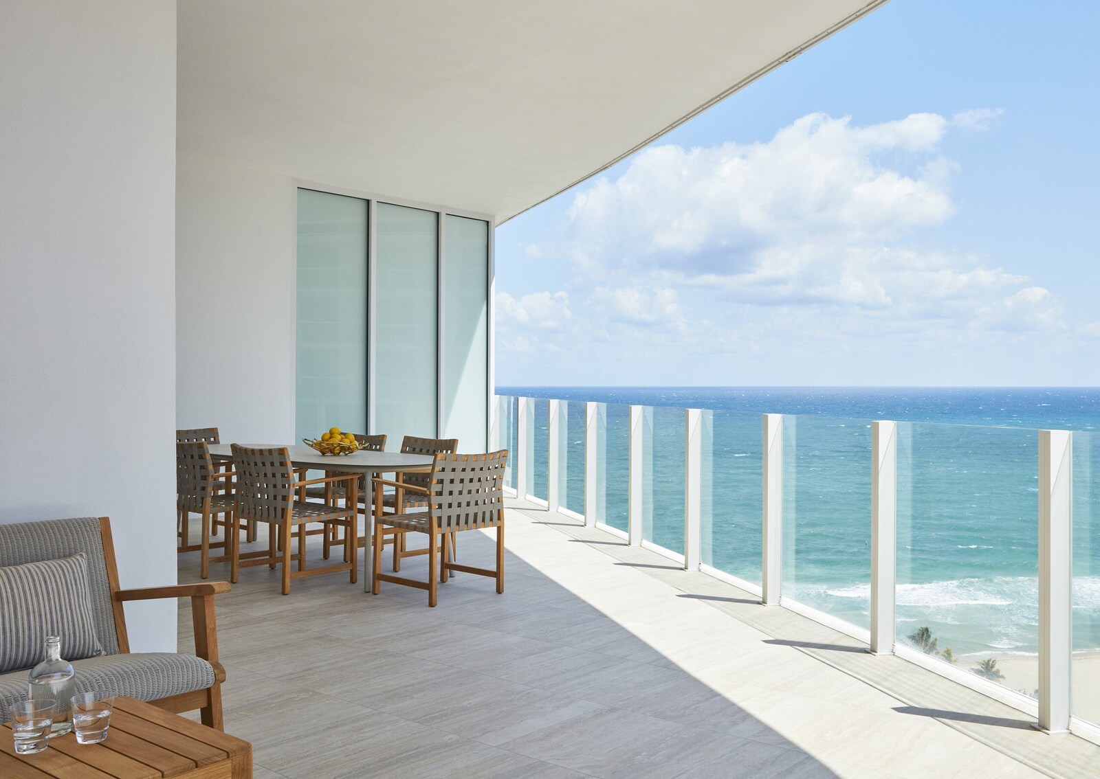 フォーシーズンズ ホテル&レジデンス フォートローダーデール:海を望むバルコニー