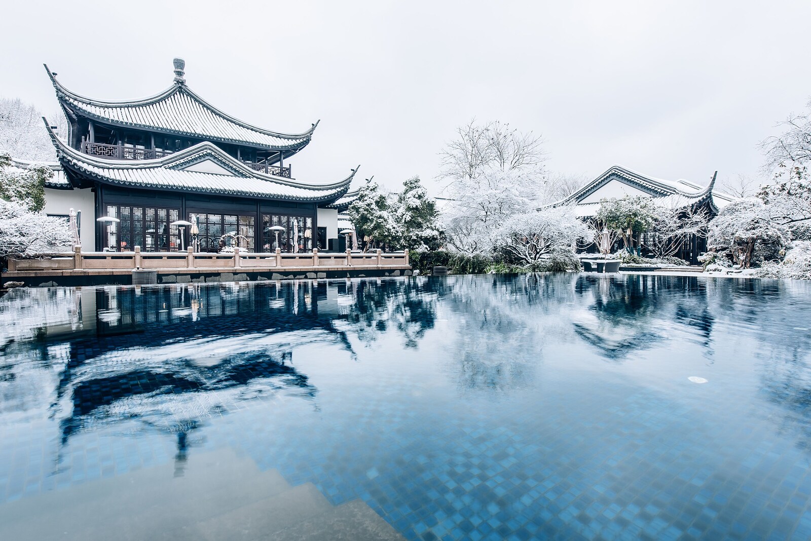 フォーシーズンズ ホテル 杭州 アット ウエスト レイク：雪の庭園と池