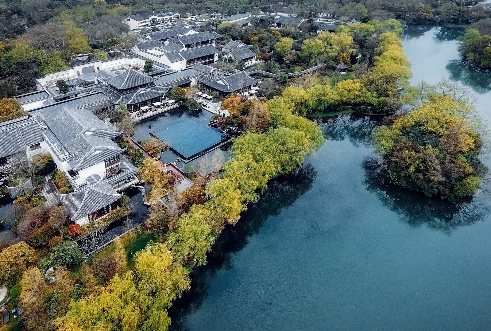 フォーシーズンズ ホテル 杭州 アット ウエスト レイク：西湖畔の空撮