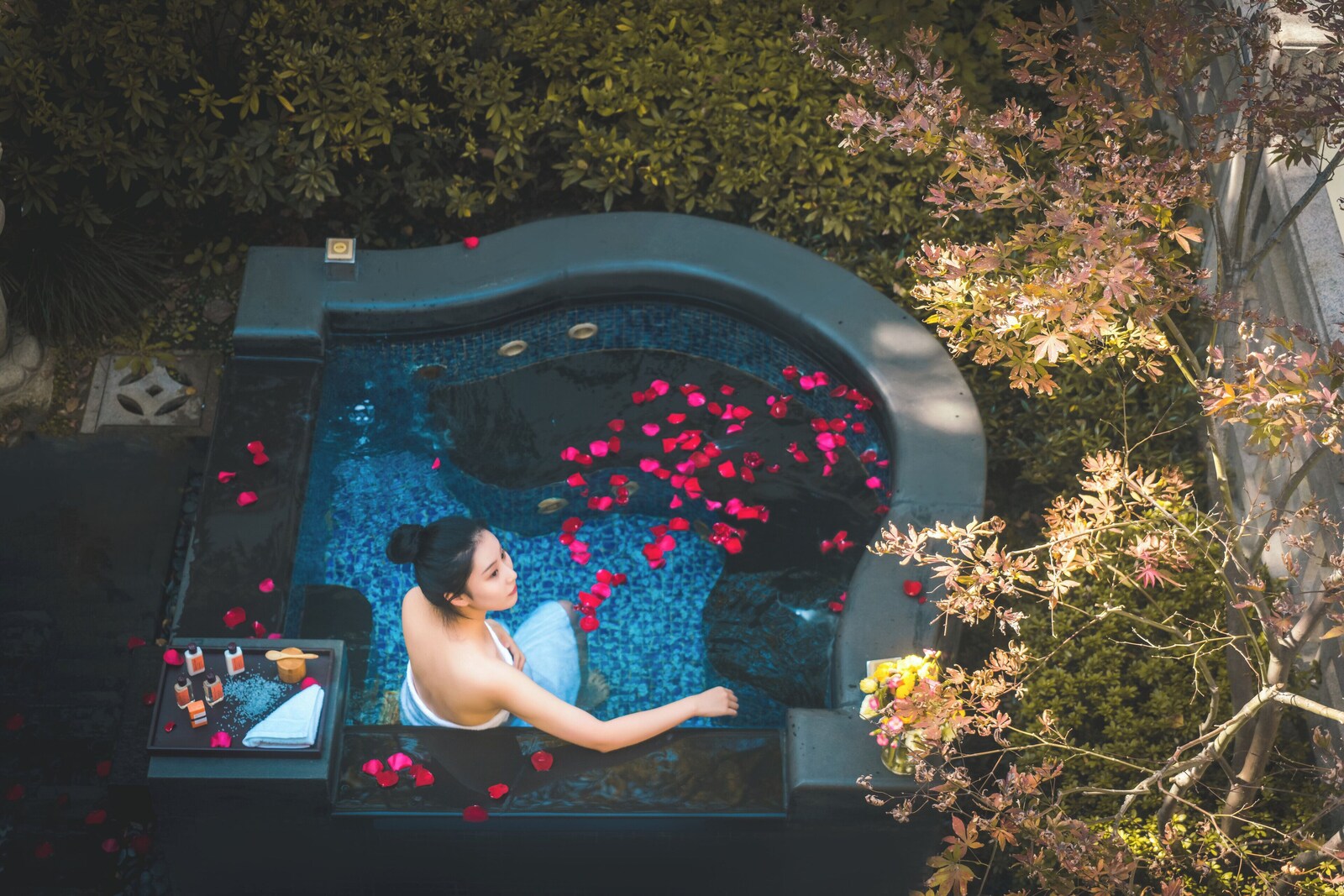 フォーシーズンズ ホテル 杭州 アット ウエスト レイク：庭園の花びら風呂