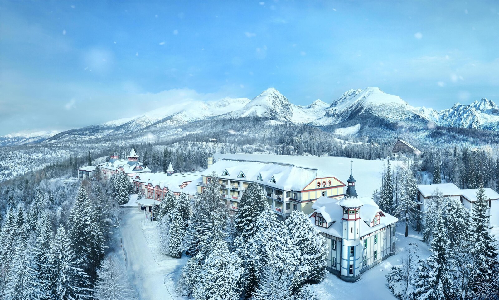 グランド ホテル ケンピンスキー ハイタトラ：雪に包まれたホテルの全景