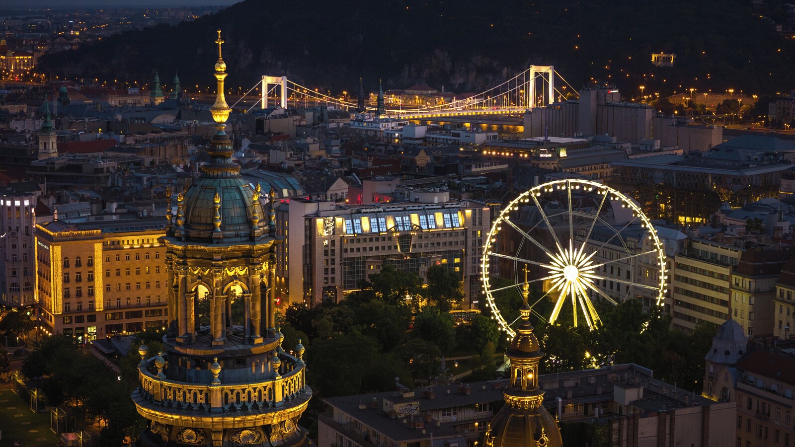 ケンピンスキー ホテル コルヴィヌス ブダペスト:ブダペストの夜景