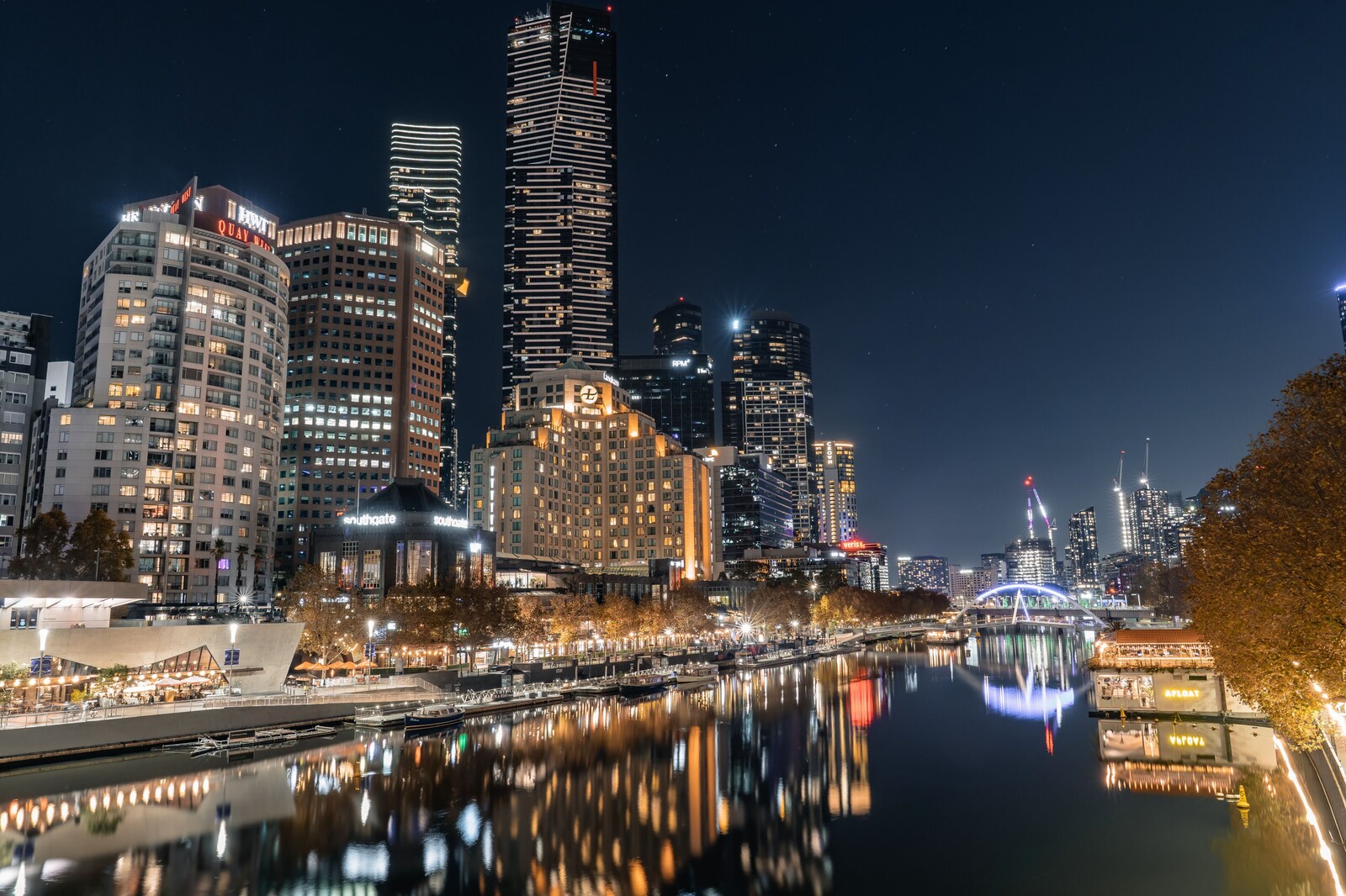 ザ・ランガム メルボルン：ヤラ川の夜景とホテル