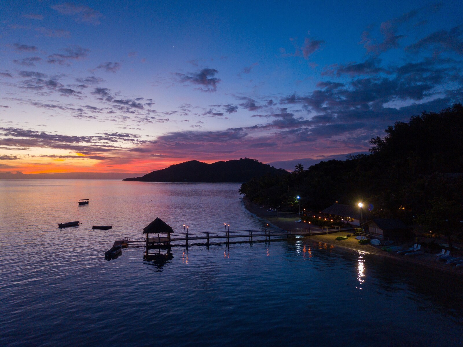マロロ アイランド リゾート：夕暮れの海と桟橋
