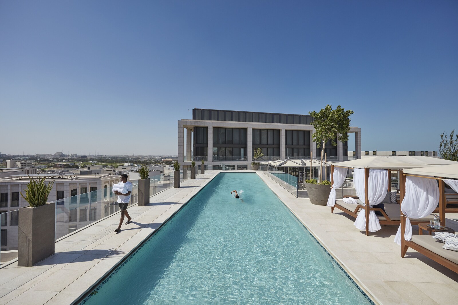マンダリン オリエンタル ドーハ：ルーフトップのラッププール