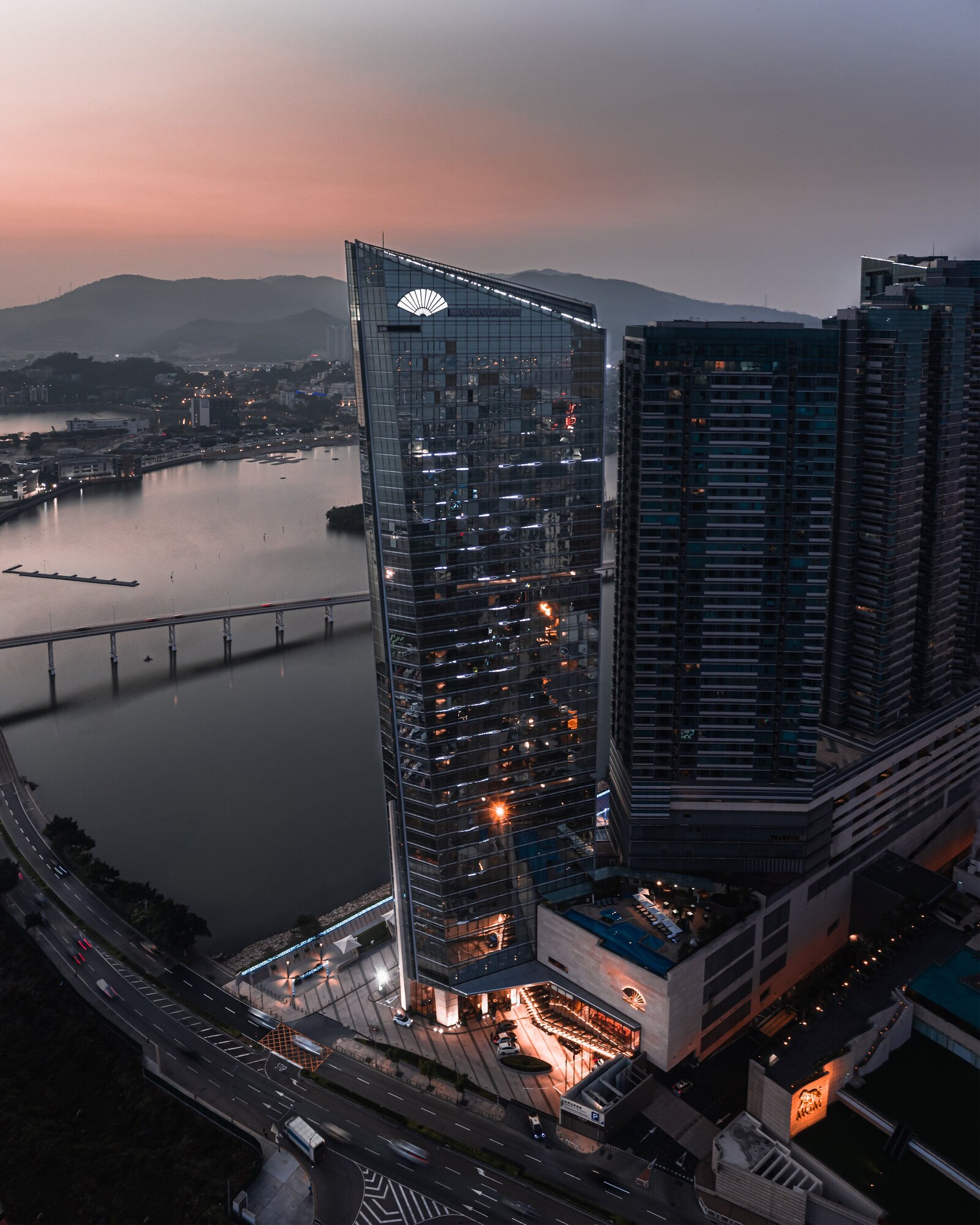 マンダリン オリエンタル マカオ：南湾沿いに建つホテルの夕景