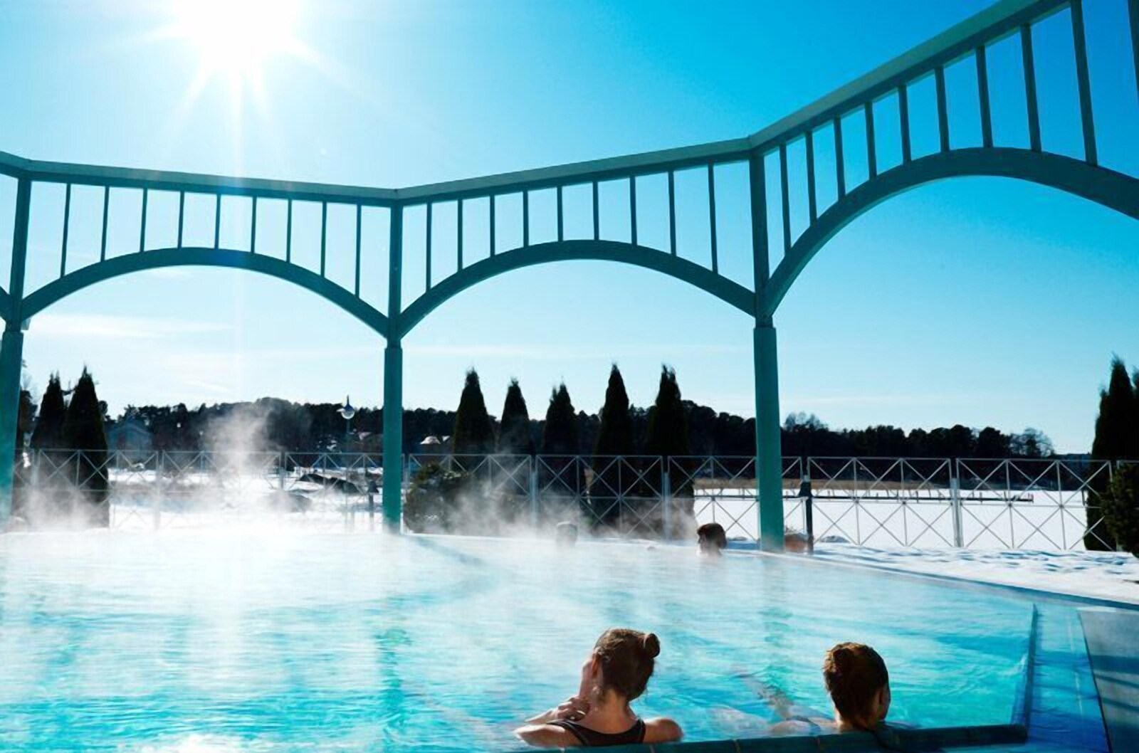 ナーンタリ スパ ホテル：湯気の立つ屋外プール