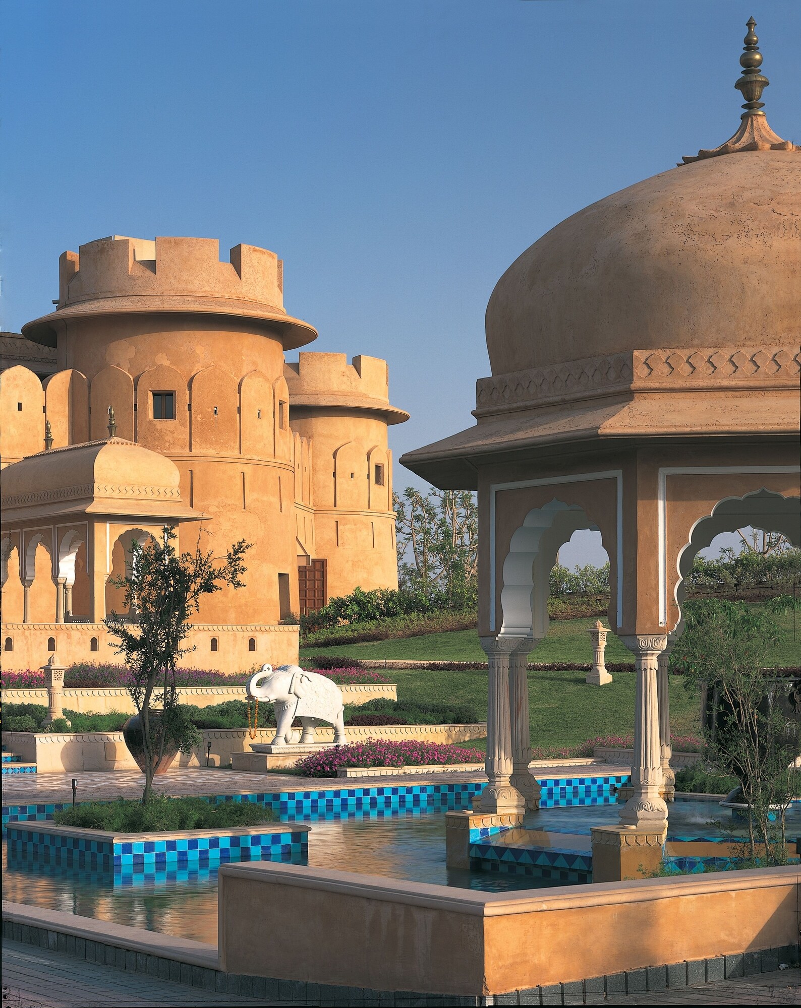オベロイ ラージヴィラス:砦風の建物と水庭