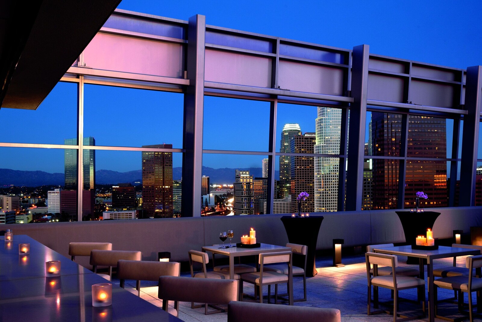 ザ・リッツ・カールトン ロサンゼルス：夜景を望む屋上テラス