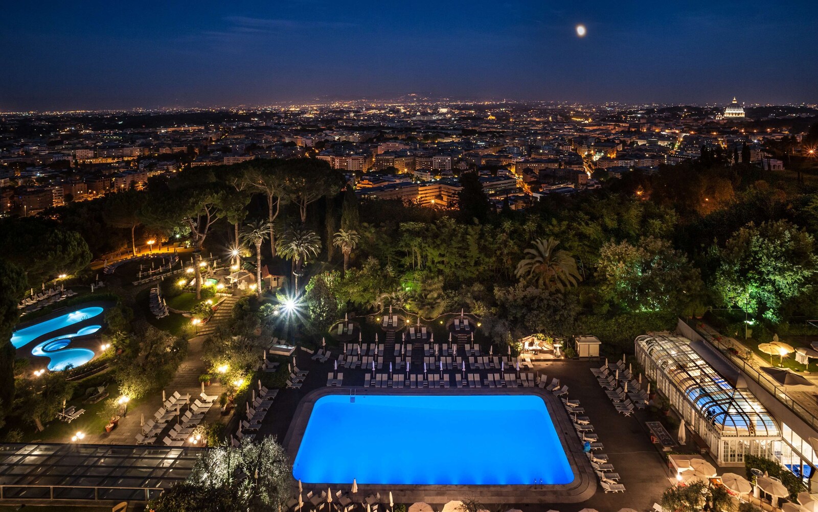 ローマ カヴァリエリ:ローマの夜景と屋外プール