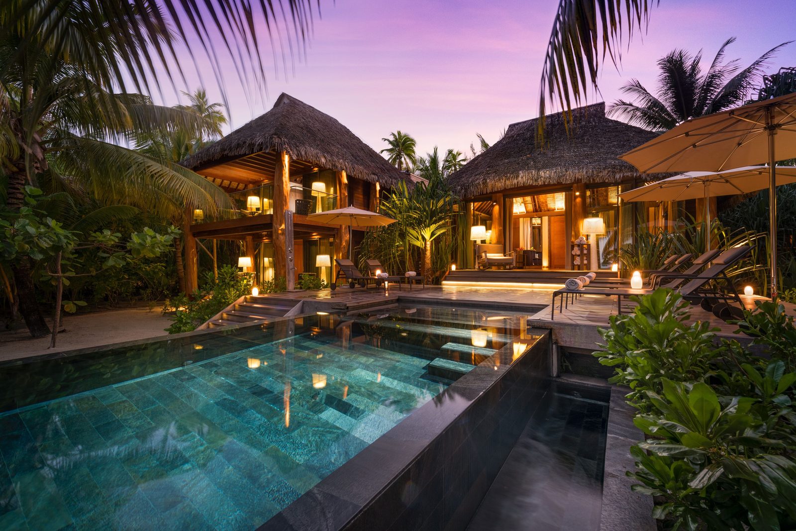 ザ ブランド:夕暮れのプール付きヴィラ