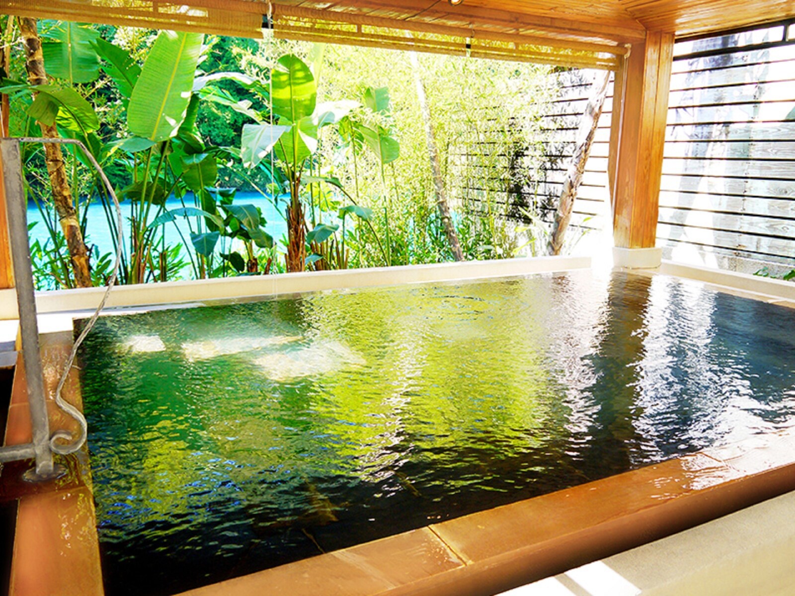 馥蘭朵烏來(ヴォランド ウーライ):緑を望む温泉浴場