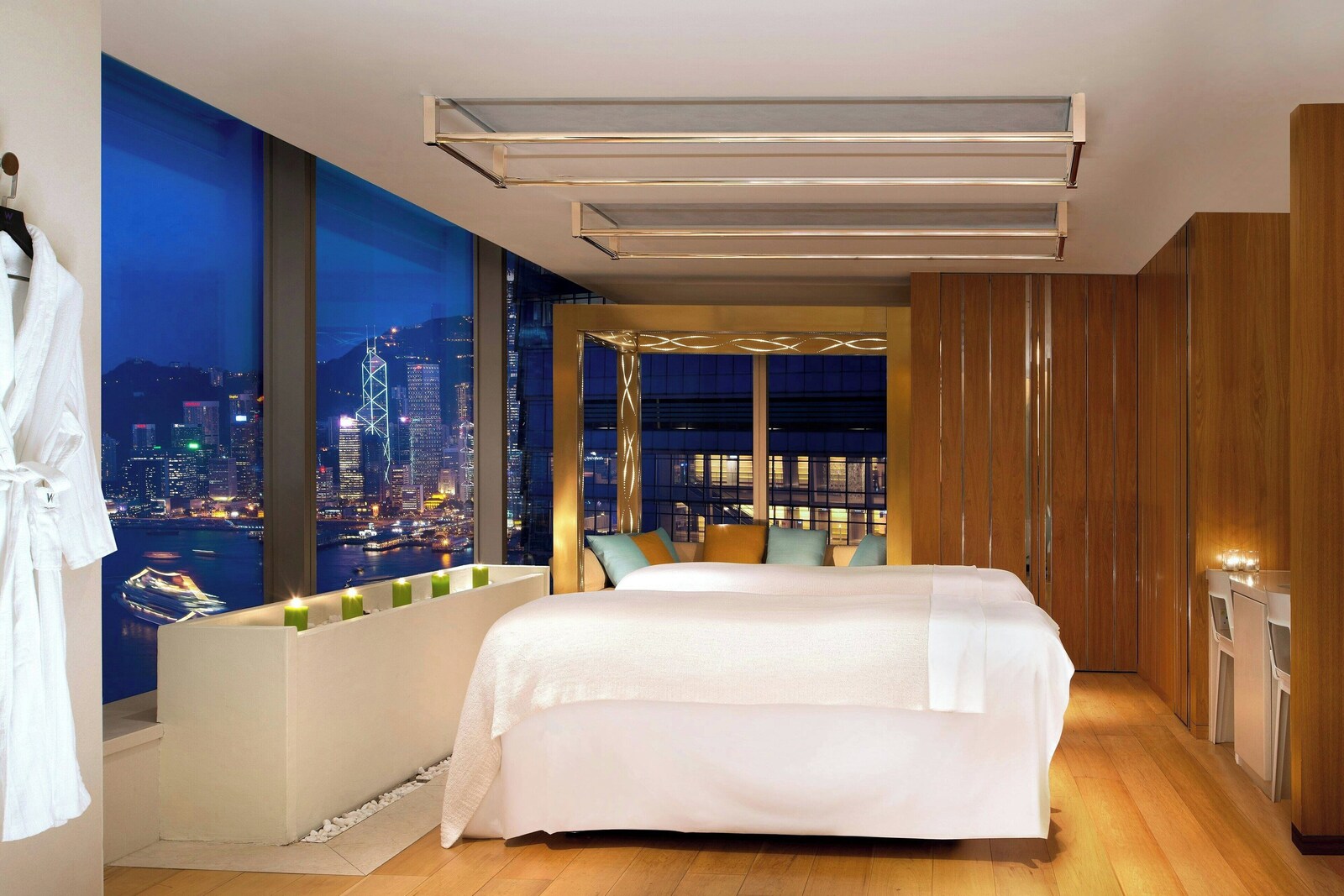 W 香港:夜景を望むトリートメントルーム