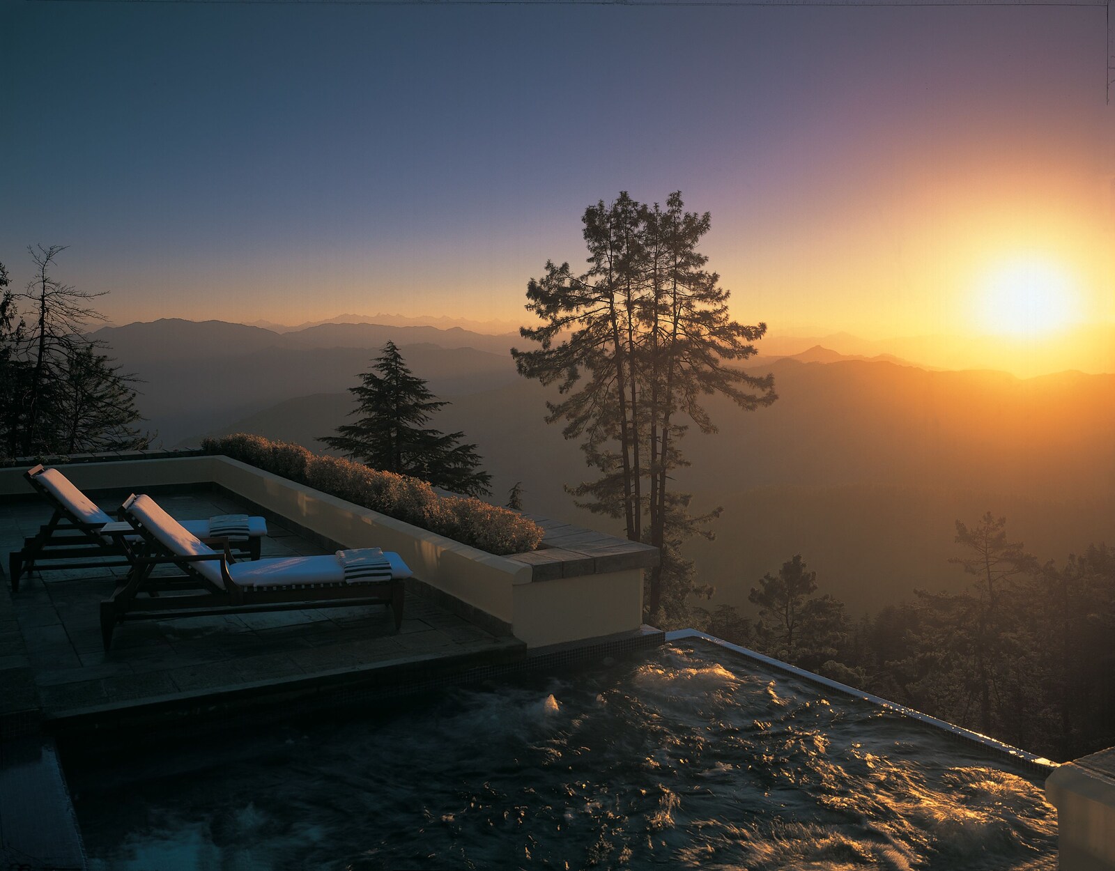 ワイルドフラワー ホール アン オベロイ リゾート シムラ：ヒマラヤの夕景と屋外ジャクージ